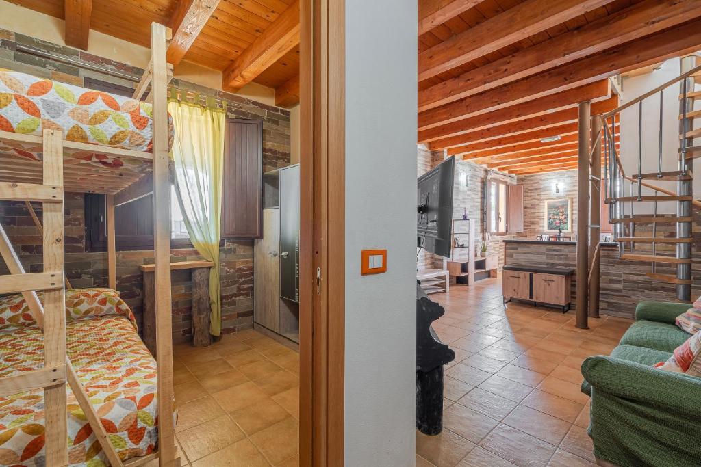 une chambre avec des lits superposés et un salon dans l'établissement Villa Marta Maria con giardino, à Syracuse
