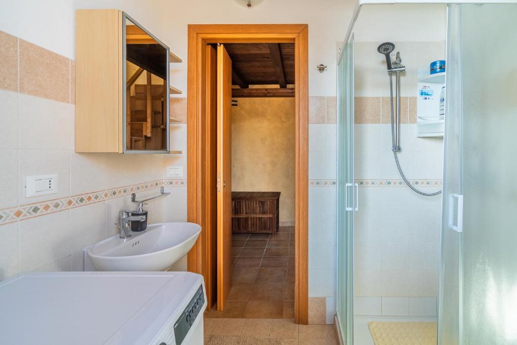 une salle de bain avec un lavabo et une douche dans l'établissement Villa Marta Maria con giardino, à Syracuse