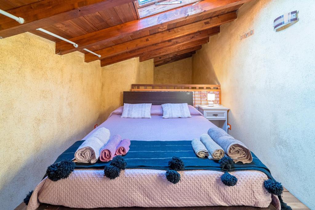 une chambre avec un lit avec des serviettes dessus dans l'établissement Villa Marta Maria con giardino, à Syracuse 28 autres photos