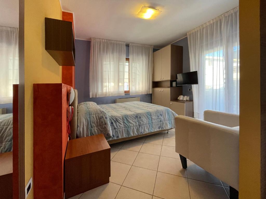 une chambre d'hôtel avec un lit et un canapé dans l'établissement La Lanterna, à Silvi Marina 170 autres photos