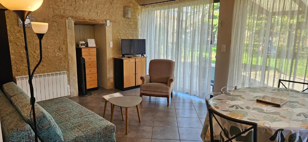 un salon avec un canapé et une table dans l'établissement les 2 Gîtes du Clos de la Vigne, à Montreuil