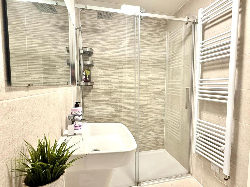 Paradigm House, Luxury 2-Bedroom Apartment 3, Free Parking, Oxford 3