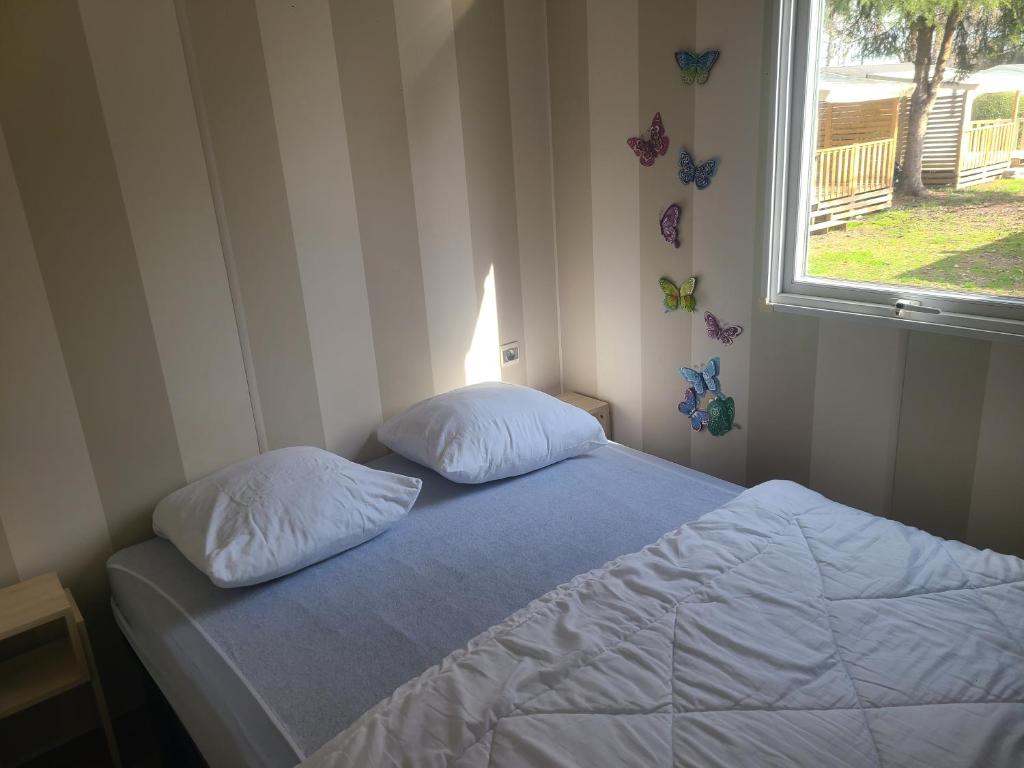 - une chambre avec un lit avec deux oreillers et une fenêtre dans l'établissement chez audrey C21, à Boofzheim