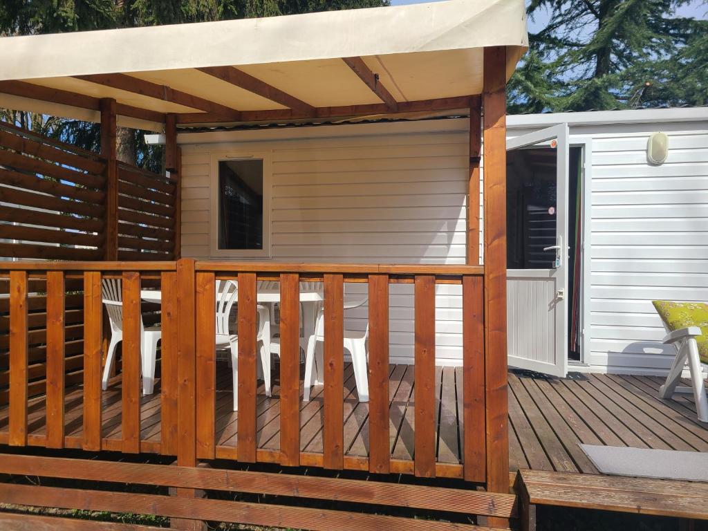 une terrasse avec une pergola et une cabine dans l'établissement chez audrey C21, à Boofzheim