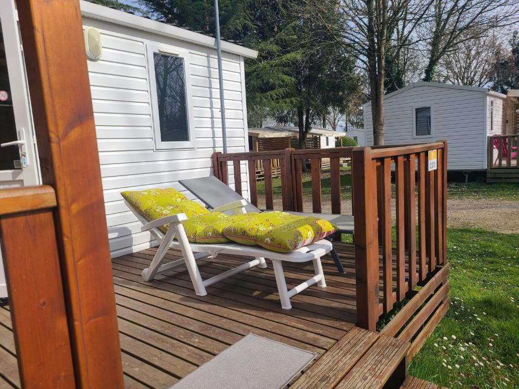 une chaise avec des oreillers jaunes assis sur une terrasse dans l'établissement chez audrey C21, à Boofzheim