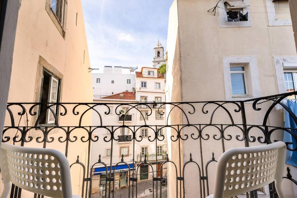 Riverfront Elegance 41BR Spacious Retreat 5