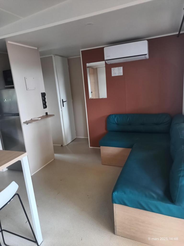un salon avec un canapé et une table dans l'établissement Camping la yole, à Vendres