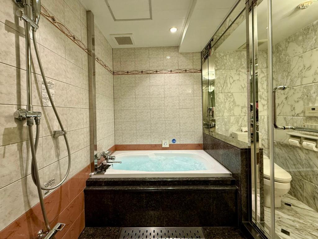 La grande salle de bains est pourvue d'une baignoire et de toilettes. dans l'établissement Hotel Apio, à Tokyo 45 autres photos