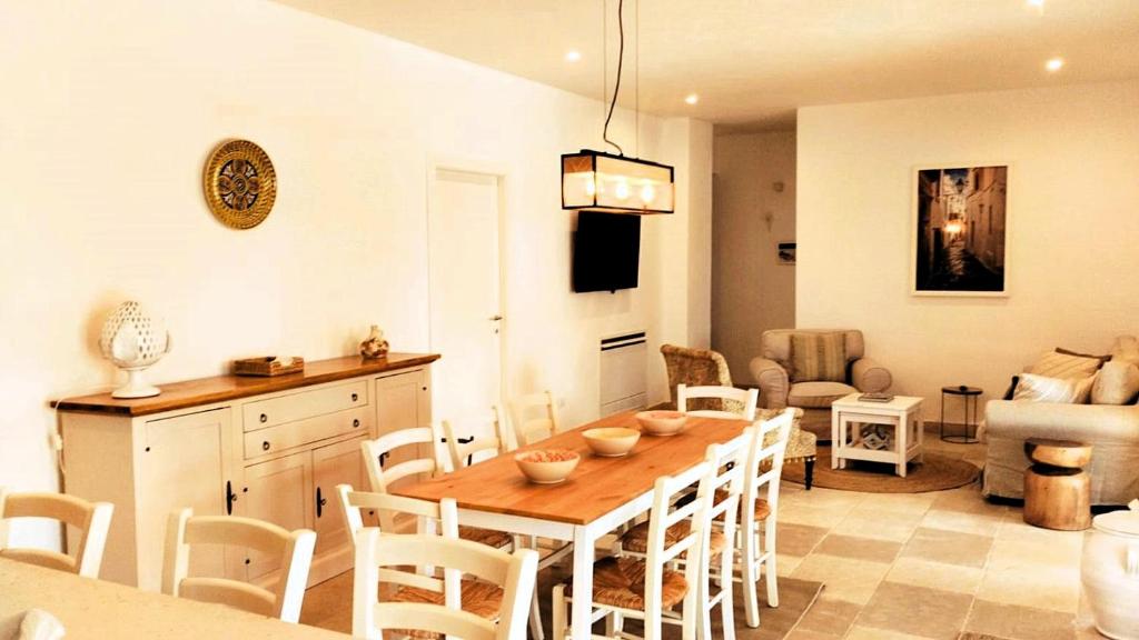 une cuisine et un salon avec une table et des chaises dans l'établissement Villa Pupetta Ostuni 4 bedrooms 4 bathrooms - swimming pool, à Ostuni