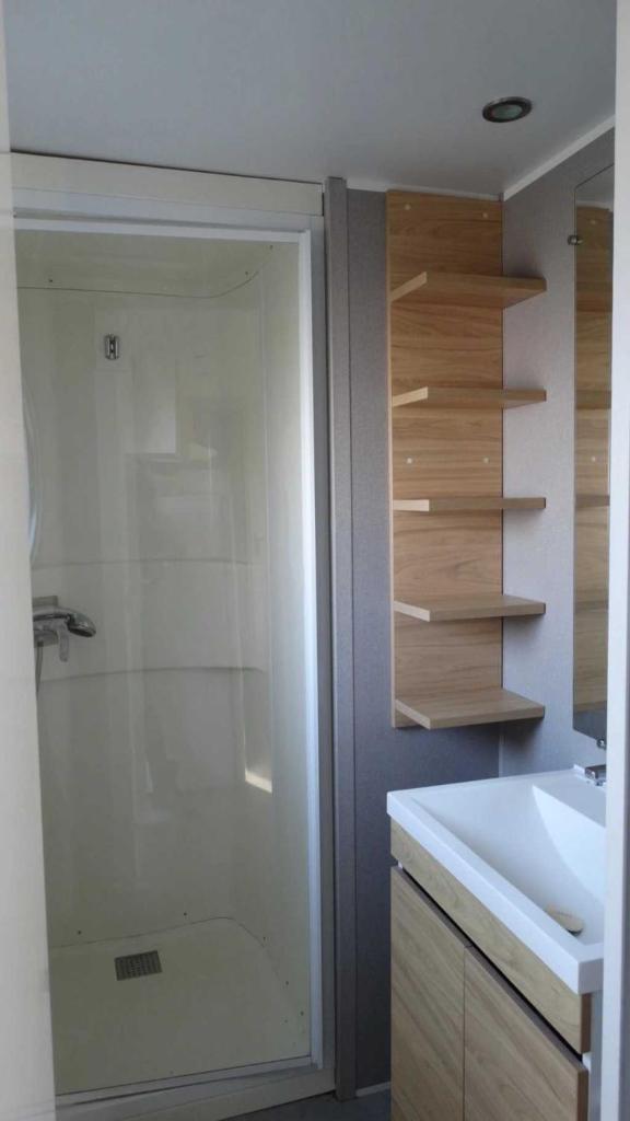 une salle de bain avec douche et lavabo dans l'établissement Camping 4 étoiles - Piscine - ccb0bab, à Portiragnes