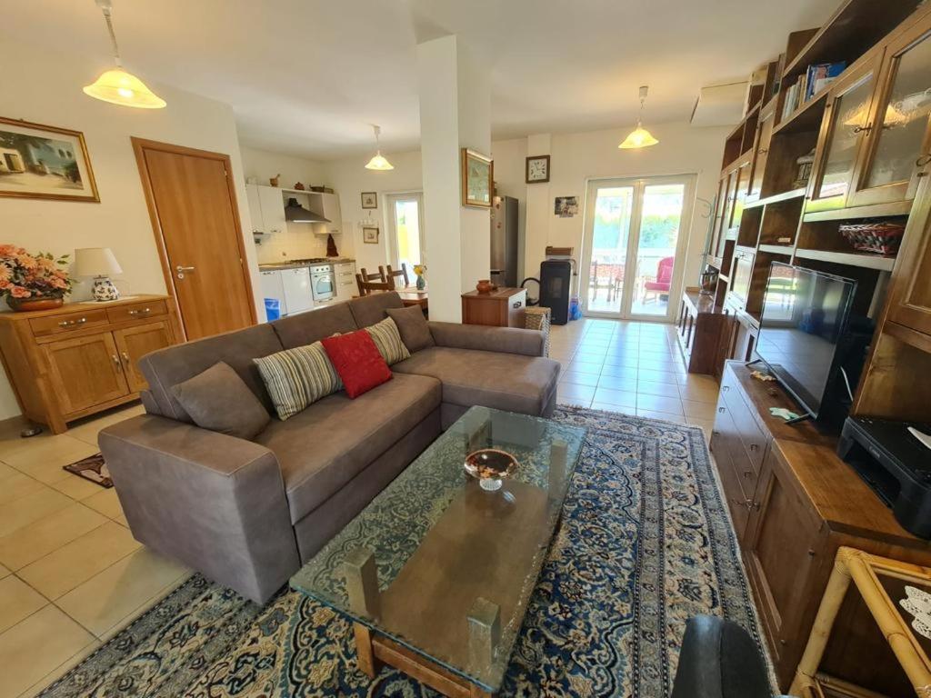 un salon avec un canapé et une table basse dans l'établissement Villa Brenda, à Pizzo