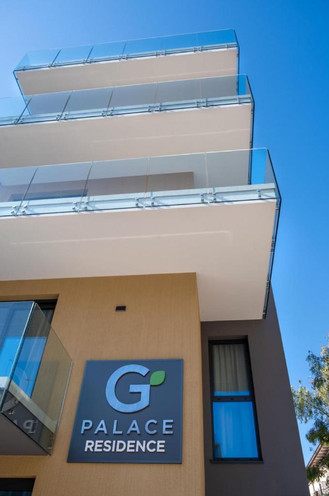 un bâtiment avec un panneau indiquant la résidence d'un palais dans l'établissement G Palace Residence, à Civitanova Marche