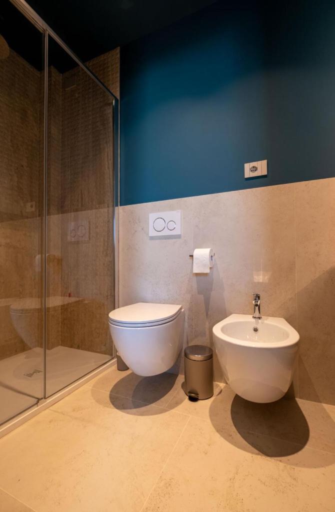 une salle de bain avec toilettes et lavabo dans l'établissement G Palace Residence, à Civitanova Marche