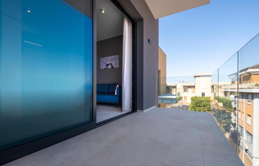 d'un balcon avec une grande porte en verre offrant une vue. dans l'établissement G Palace Residence, à Civitanova Marche