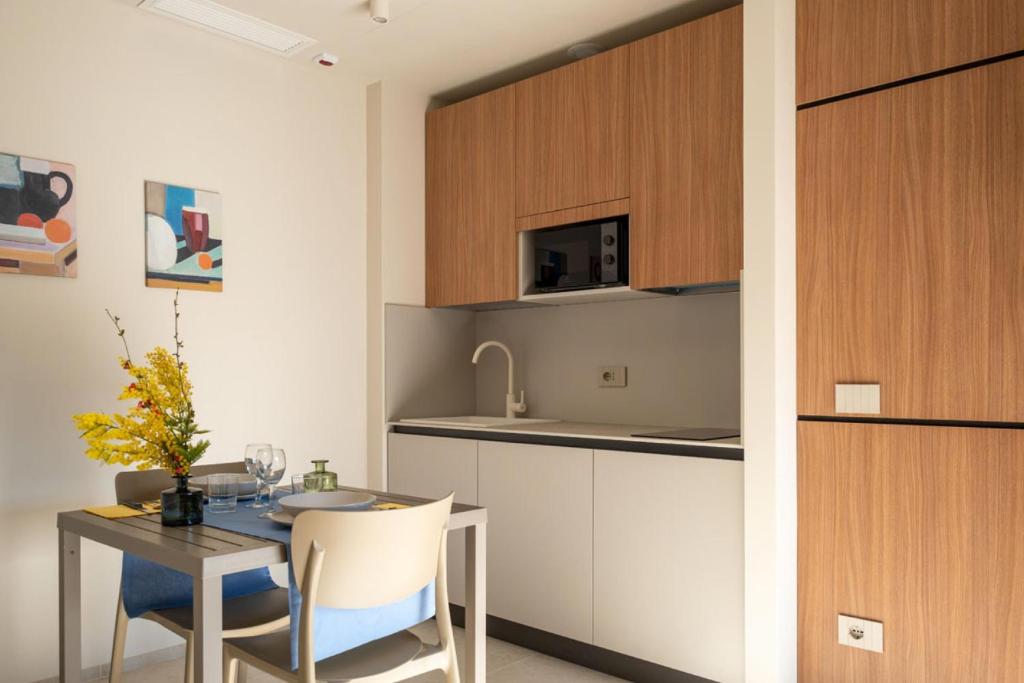 une cuisine et une salle à manger avec une table et des chaises dans l'établissement G Palace Residence, à Civitanova Marche