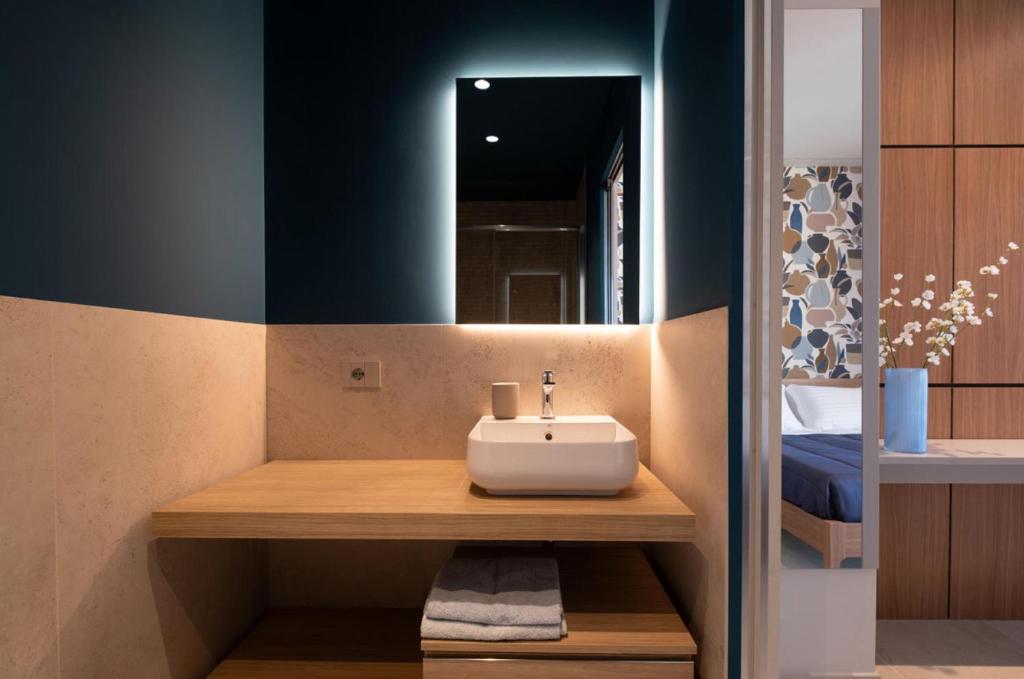 une salle de bain avec un lavabo et un miroir dans l'établissement G Palace Residence, à Civitanova Marche