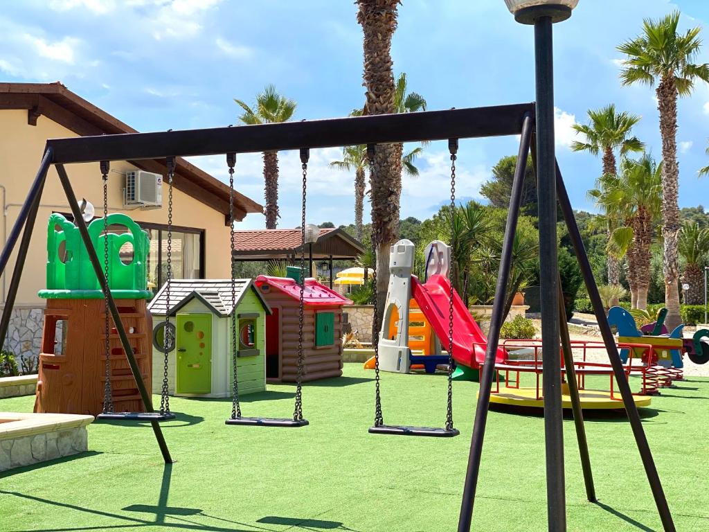 une aire de jeux avec de nombreux types d'équipements de jeu différents dans l'établissement Residence Club Solemare, à Vieste