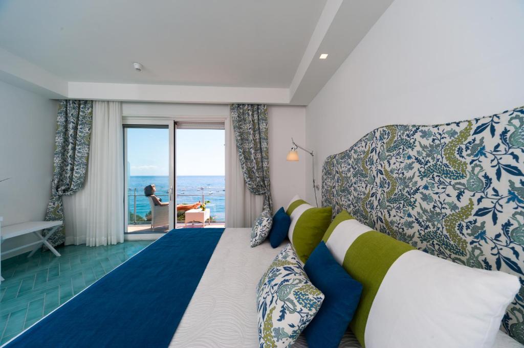 une chambre avec un lit avec vue sur l'océan dans l'établissement Hotel Panorama, à Maiori