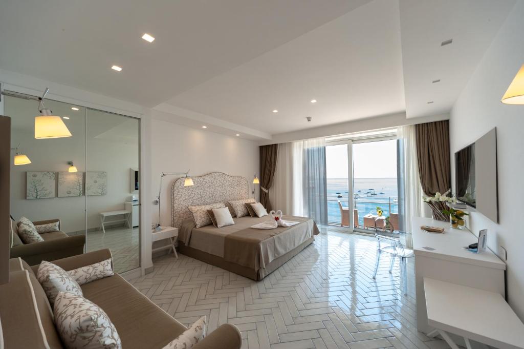 - un grand salon avec un lit et un canapé dans l'établissement Hotel Panorama, à Maiori