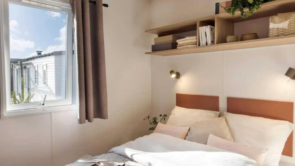 une chambre avec un lit et une fenêtre dans l'établissement Camping 4 étoiles - Parc aquatique - efacfc, à Hyères 37 autres photos