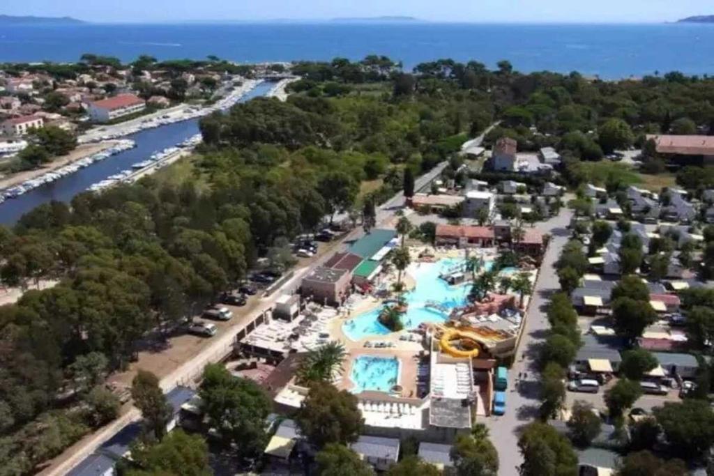 une vue aérienne de la piscine du complexe dans l'établissement Camping 4 étoiles - Parc aquatique - efacfc, à Hyères