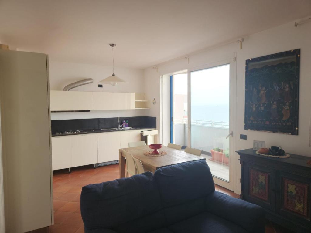 un salon avec un canapé et une table dans l'établissement Residence Ambra, à Lido di Jesolo