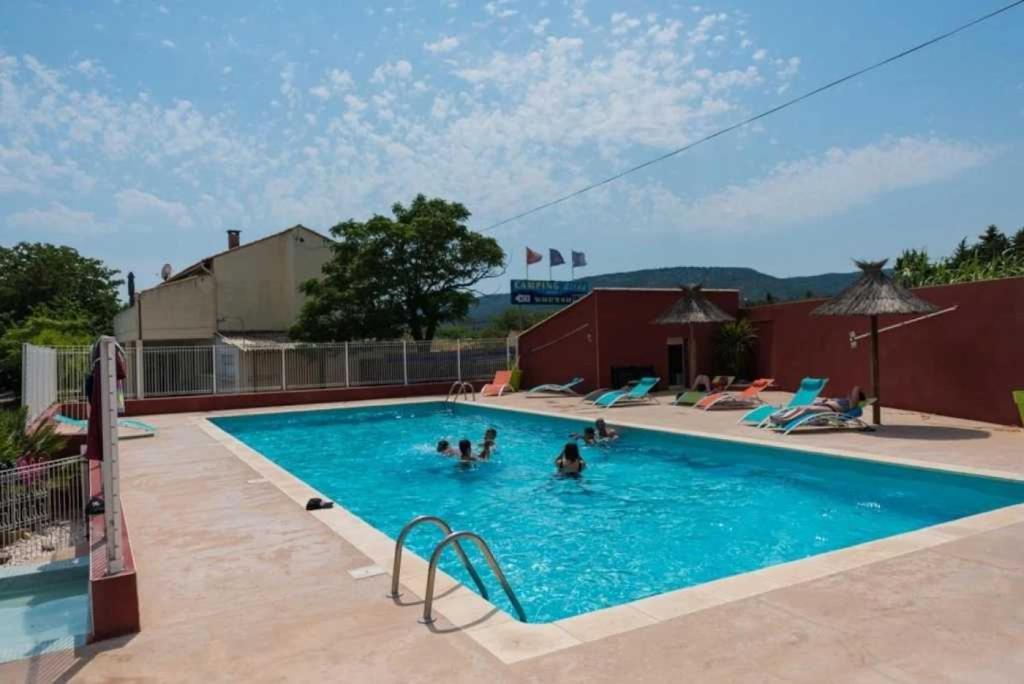 un groupe de personnes dans une piscine dans l'établissement Camping 3 étoiles - Piscine - eehfhg, à Vic-la-Gardiole