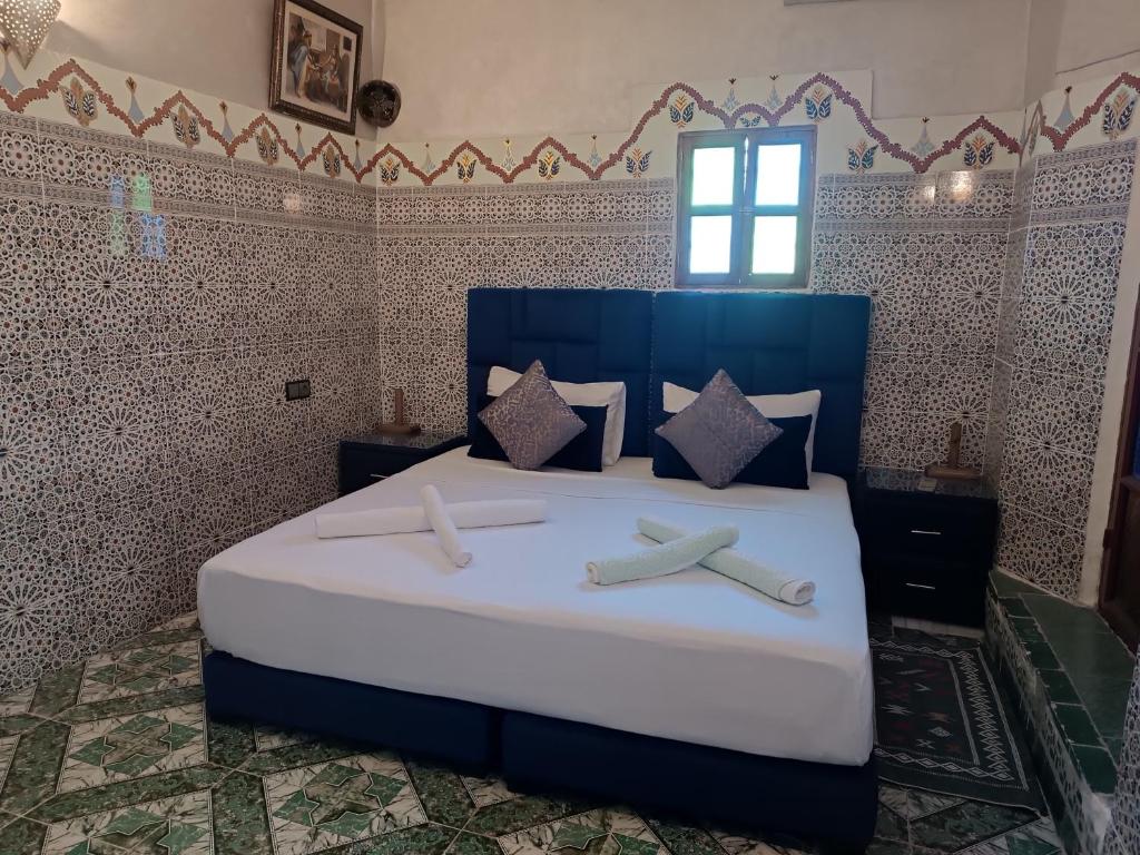 - une chambre dotée d'un grand lit avec deux croix dans l'établissement Riad Amira Fes, à Fès 16 autres photos