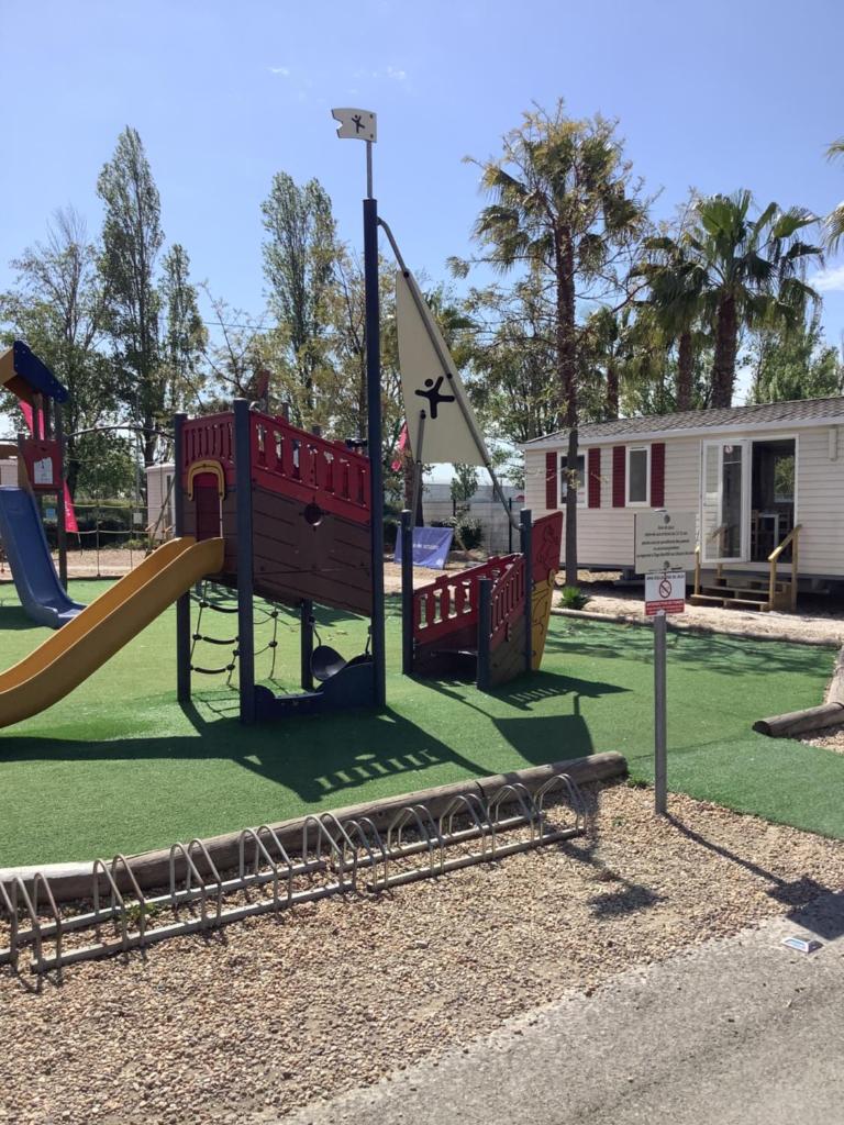 une aire de jeux avec un toboggan dans un parc dans l'établissement Montourey 83 ES 119, à Fréjus
