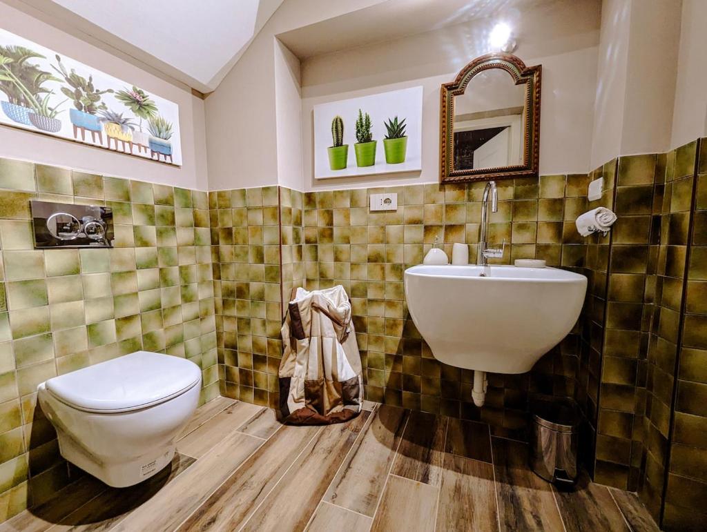 une salle de bain avec toilettes et lavabo dans l'établissement Villa Grassi with private pool Nizza Monferrato, à Calamandrana