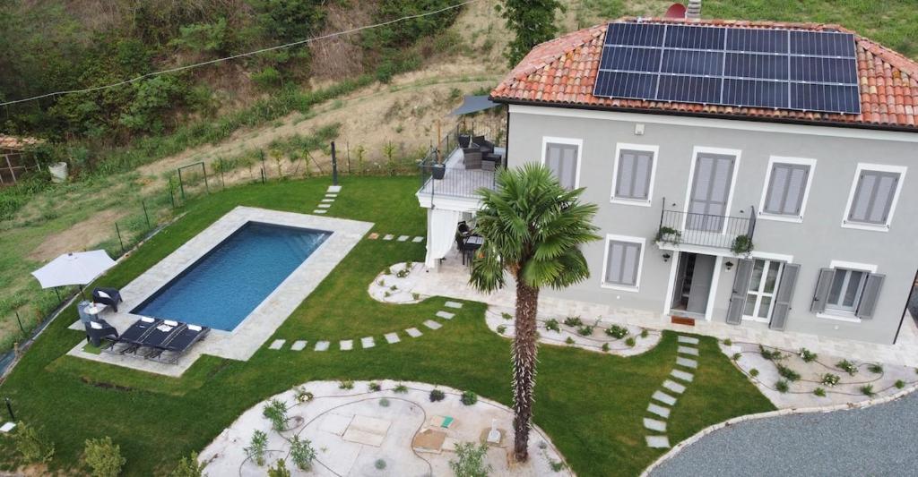 une vue aérienne d'une maison avec piscine dans l'établissement Villa Grassi with private pool Nizza Monferrato, à Calamandrana