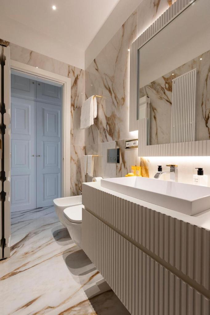 une salle de bain avec deux lavabos et un miroir dans l'établissement Villino Peca, à Forte dei Marmi