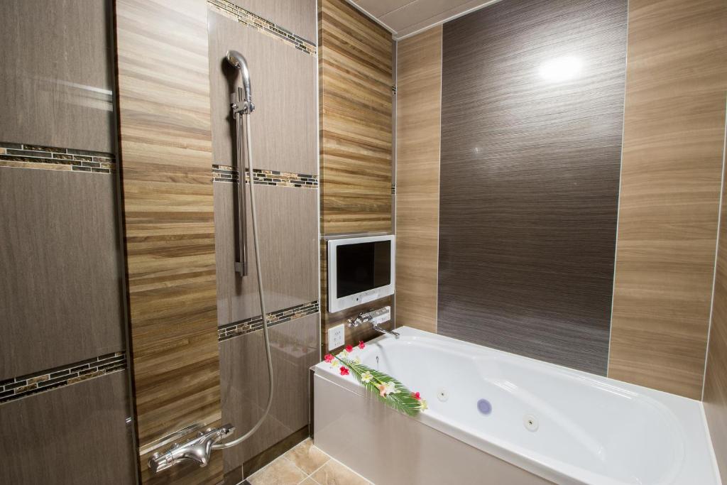 une salle de bain avec une baignoire et une télévision dans l'établissement ホテル アンジュエトワール 堺 - Adult Only, à Sakai 54 autres photos