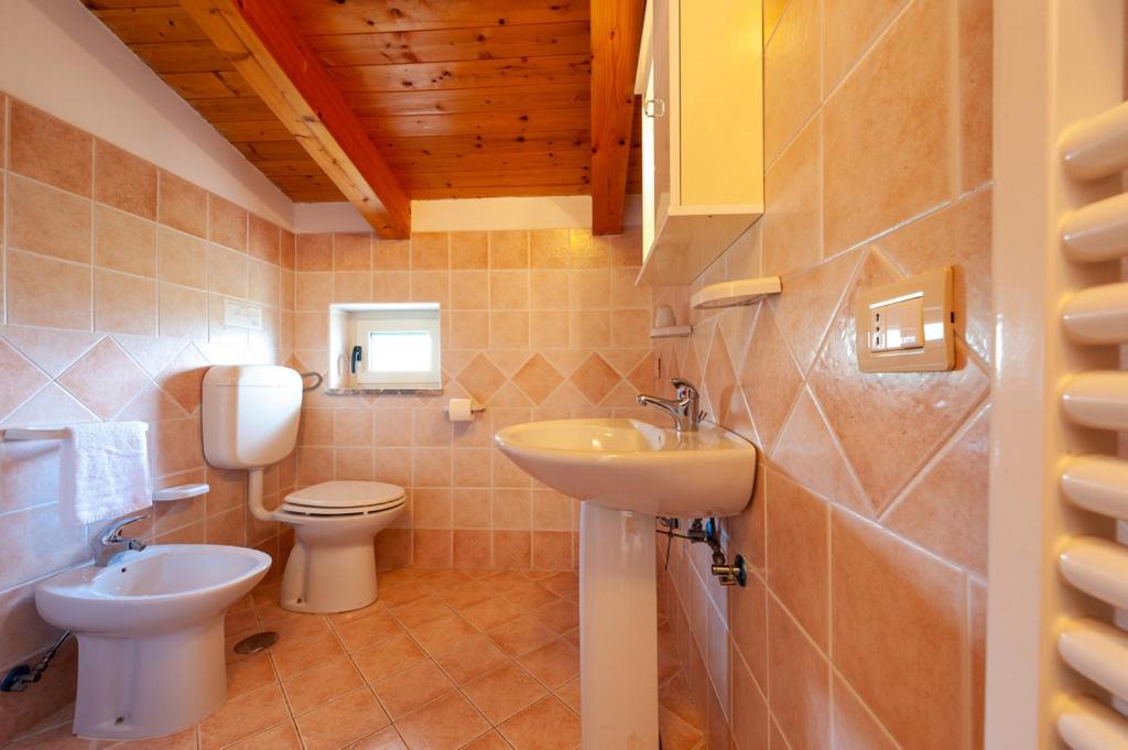 une salle de bain avec un lavabo et des toilettes et un lavabo dans l'établissement Seamoon Residence, à Marina di Camerota