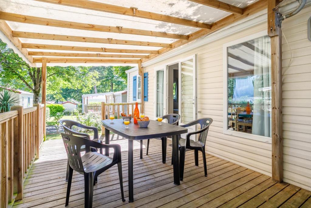 Photo de la galerie de l'établissement Camping Ushuaïa Villages Le Parc de la Grève, à LʼAiguillon-sur-Vie