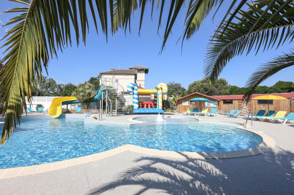 - une piscine avec un parc aquatique doté d'un toboggan dans l'établissement Camping Ushuaïa Villages Le Parc de la Grève, à LʼAiguillon-sur-Vie