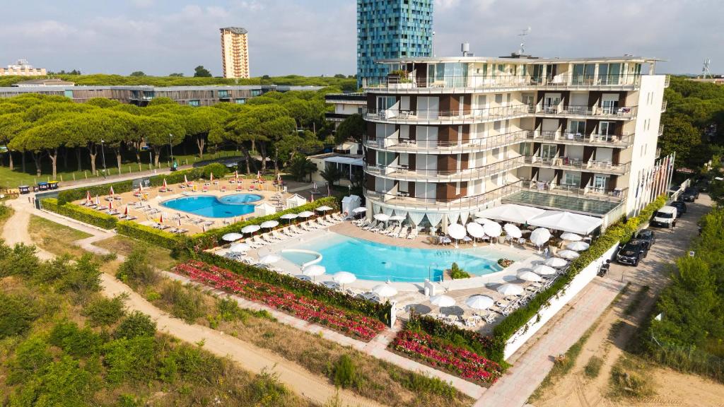 une vue aérienne d'un hôtel et d'une piscine dans l'établissement Jesolopalace Hotel & Aparthotel, à Lido di Jesolo