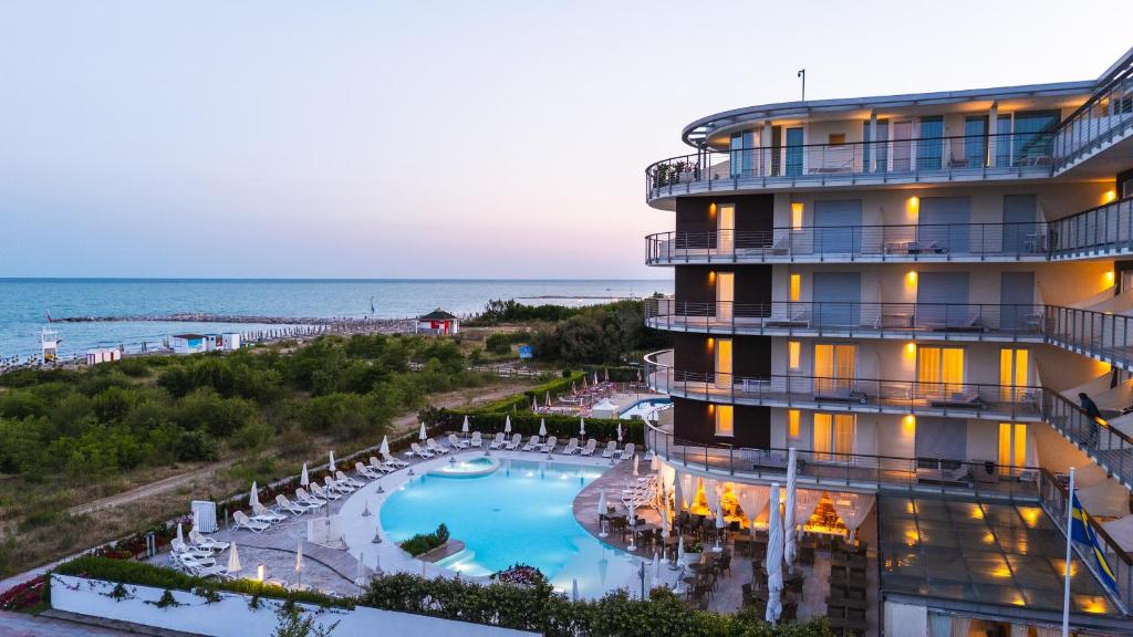 - une vue sur un hôtel avec une piscine et l'océan dans l'établissement Jesolopalace Hotel & Aparthotel, à Lido di Jesolo 94 autres photos