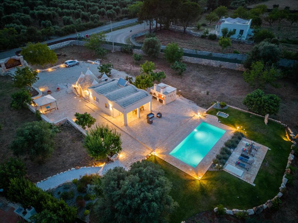 une vue aérienne d'une maison avec piscine dans l'établissement Trullo Adea, à Ceglie Messapica