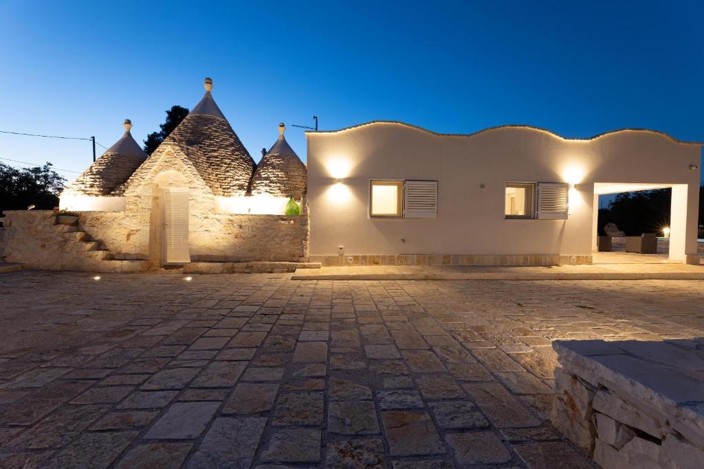 une maison avec une cour en pierre la nuit dans l'établissement Trullo Adea, à Ceglie Messapica 32 autres photos