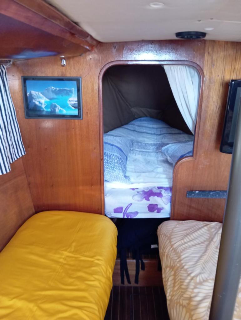 - un petit lit à l'arrière du bateau dans l'établissement Miraflores, à Boulogne-sur-Mer