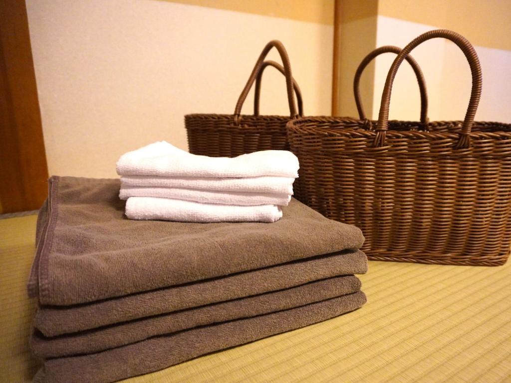 un tas de serviettes et deux paniers sur un comptoir dans l'établissement Yunogo Bishunkaku, à Mimasaka