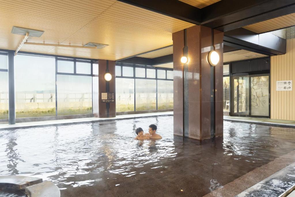 - deux enfants dans l'eau de la piscine dans l'établissement Ooedo Onsen Monogatari Premium Kaga Maruya, à Kaga 46 autres photos