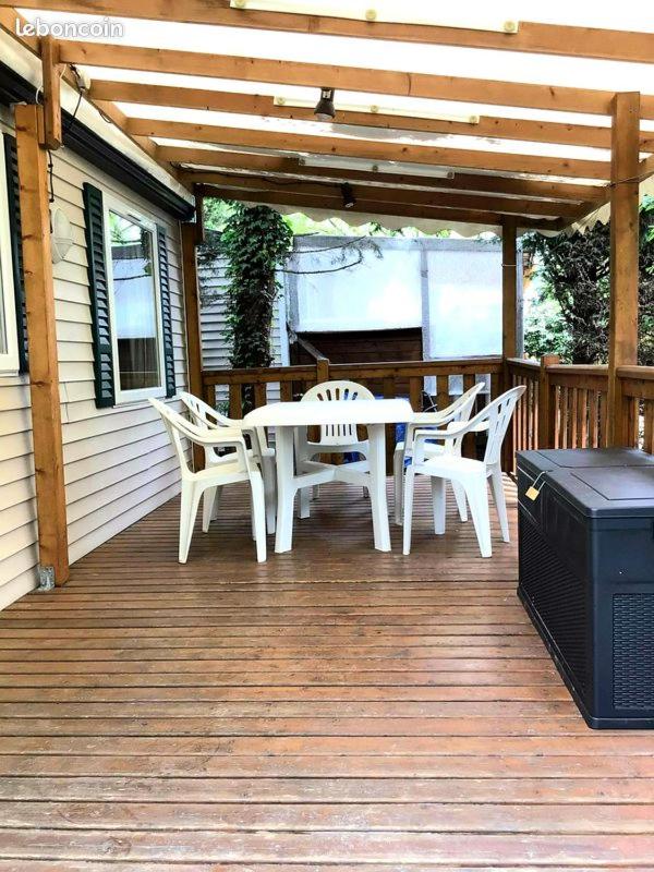 un patio avec une table et des chaises sur une terrasse dans l'établissement mobil-home 43, à La Roque-dʼAnthéron