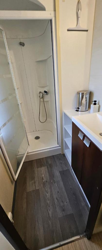 La petite salle de bains est pourvue d'une douche et d'un lavabo. dans l'établissement mobil-home 43, à La Roque-dʼAnthéron