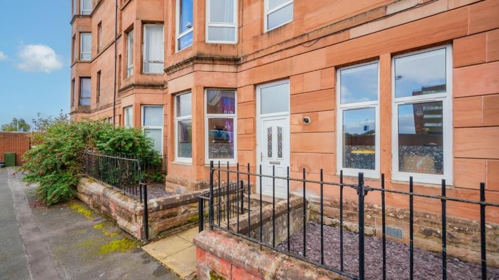 Glasgow City - Large Stylish 2 Bed Flat in Unique Ibrox Location Walking Distance to Subway and Free On-Street Parking 6