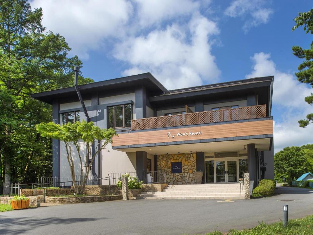 une maison avec un toit noir dans l'établissement Wan's Resort Yamanakako, à Yamanakako