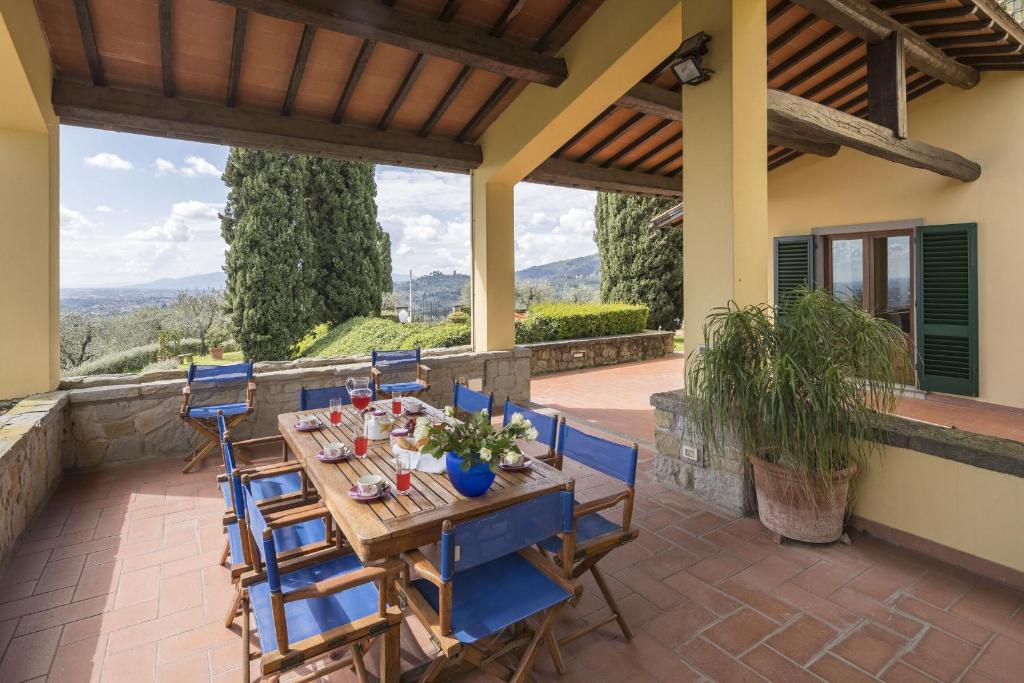 une table et des chaises sur une terrasse avec vue dans l'établissement Villa Alessia, Pool Wellness And Nature Massa e Cozzile, à Massa e Cozzile