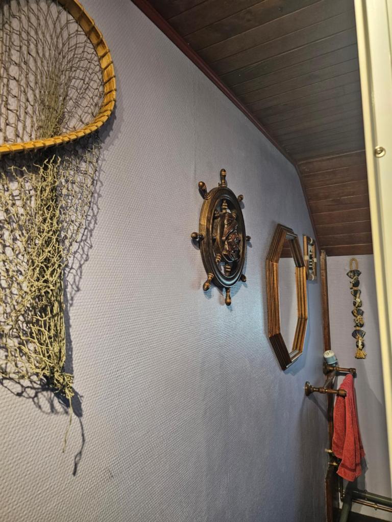 une horloge suspendue sur un mur avec un filet dans l'établissement St Christopher, à Creil