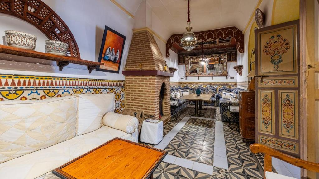 un salon avec un canapé et une table dans l'établissement Riad Maison Arabo-Andalouse, à Marrakech